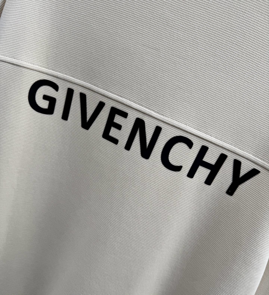 纪梵希🌈🌈新款卫衣，采用棉和涤纶面料，胸口经典logo设计，面料亲肤舒适透气好，视觉上很精致、有质感、高