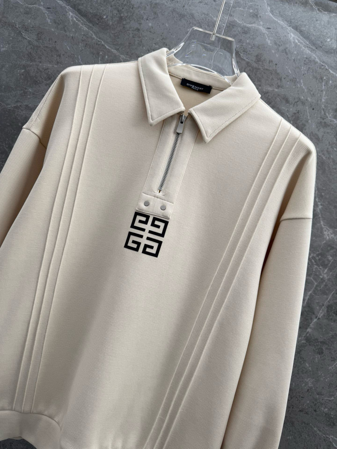 纪梵希🌈🌈新款卫衣，采用棉和涤纶面料，胸口经典logo设计，面料亲肤舒适透气好，视觉上很精致、有质感、高