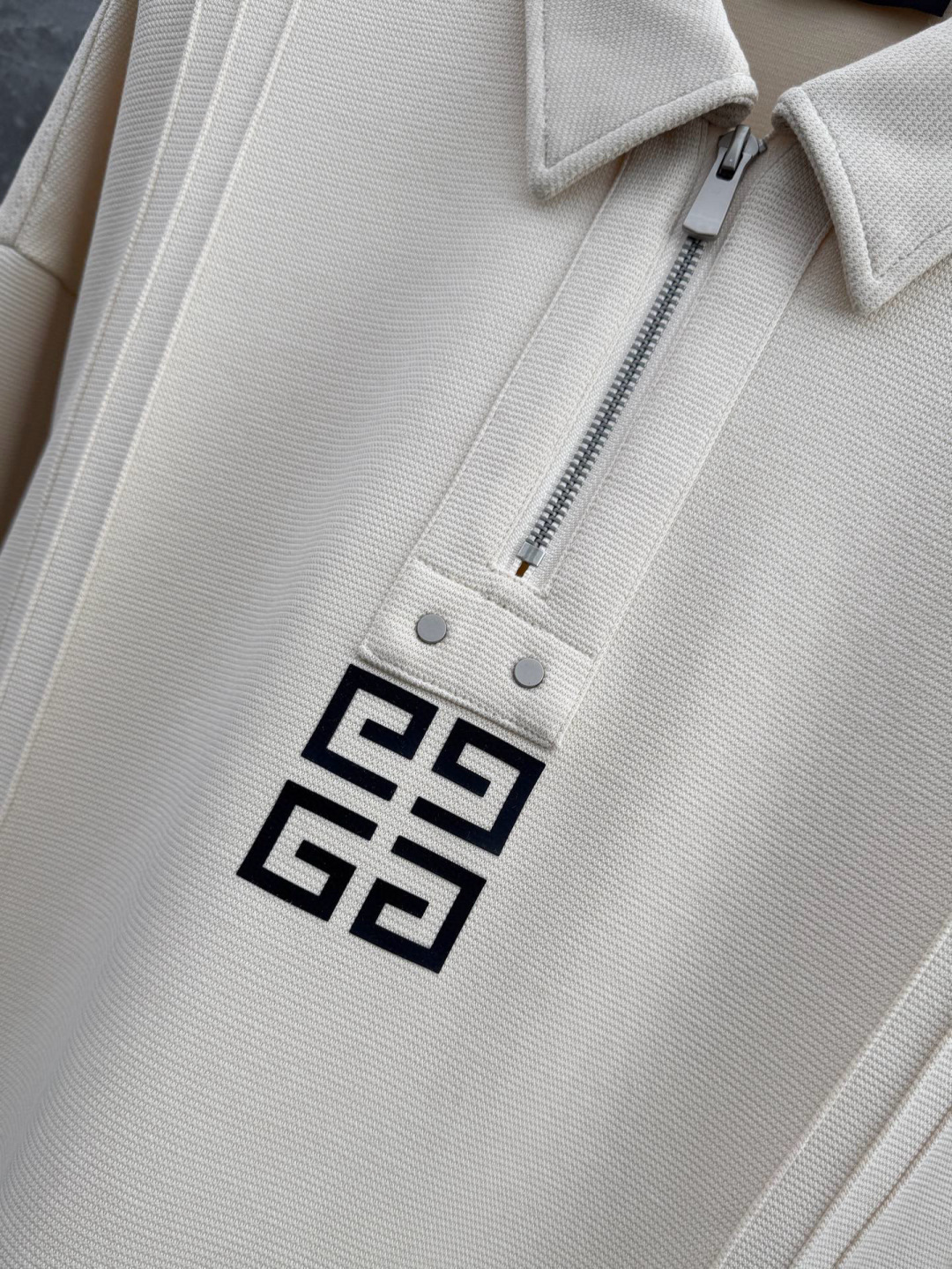 纪梵希🌈🌈新款卫衣，采用棉和涤纶面料，胸口经典logo设计，面料亲肤舒适透气好，视觉上很精致、有质感、高