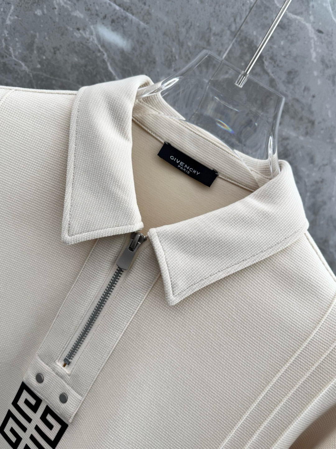 纪梵希🌈🌈新款卫衣，采用棉和涤纶面料，胸口经典logo设计，面料亲肤舒适透气好，视觉上很精致、有质感、高