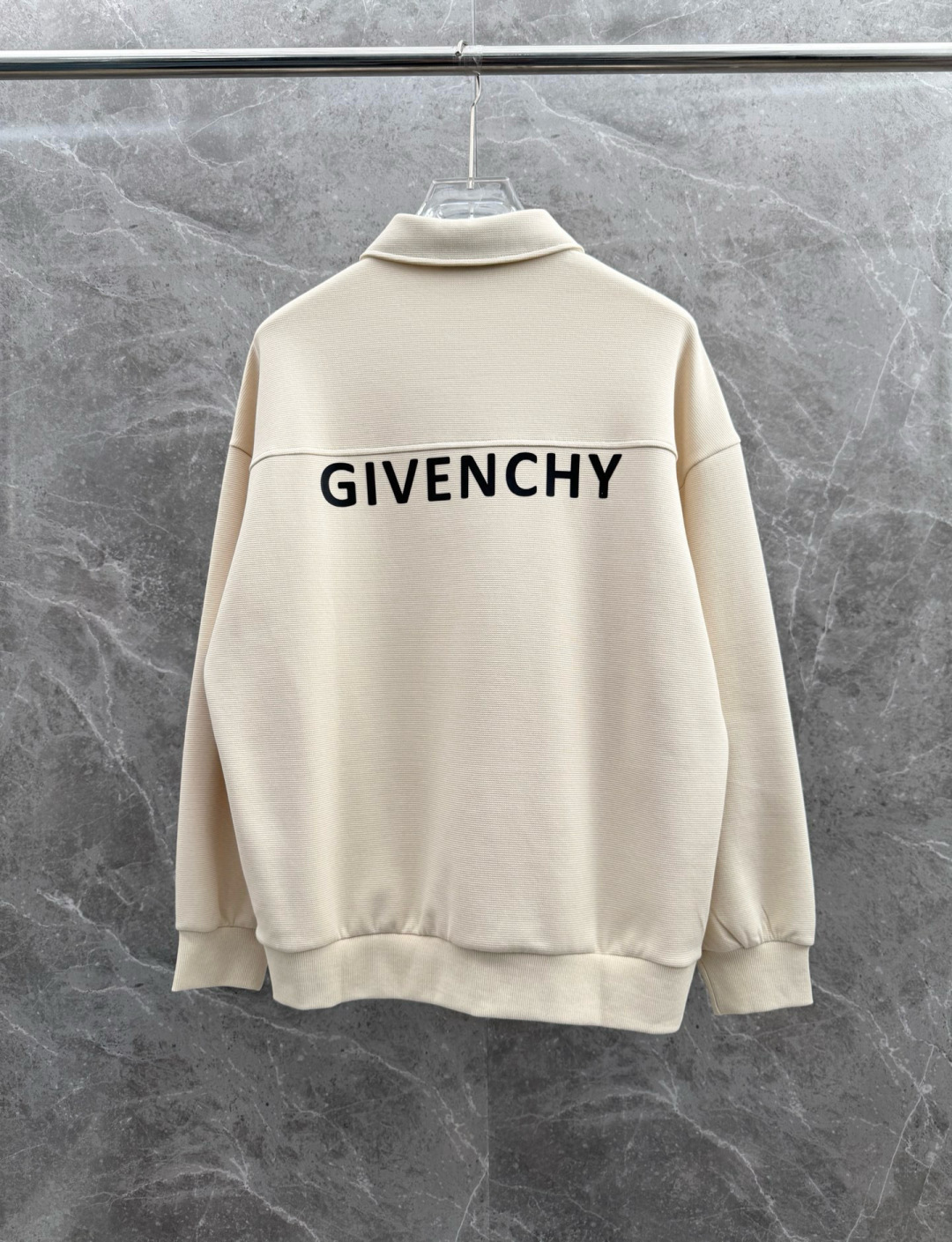 纪梵希🌈🌈新款卫衣，采用棉和涤纶面料，胸口经典logo设计，面料亲肤舒适透气好，视觉上很精致、有质感、高