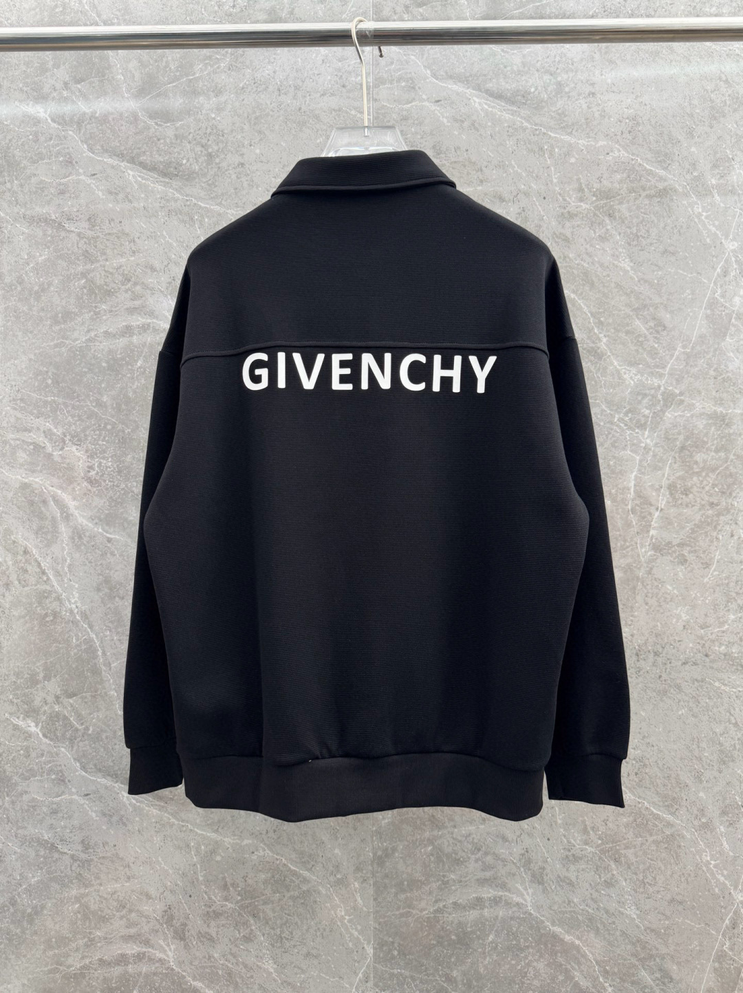 纪梵希🌈🌈新款卫衣，采用棉和涤纶面料，胸口经典logo设计，面料亲肤舒适透气好，视觉上很精致、有质感、高