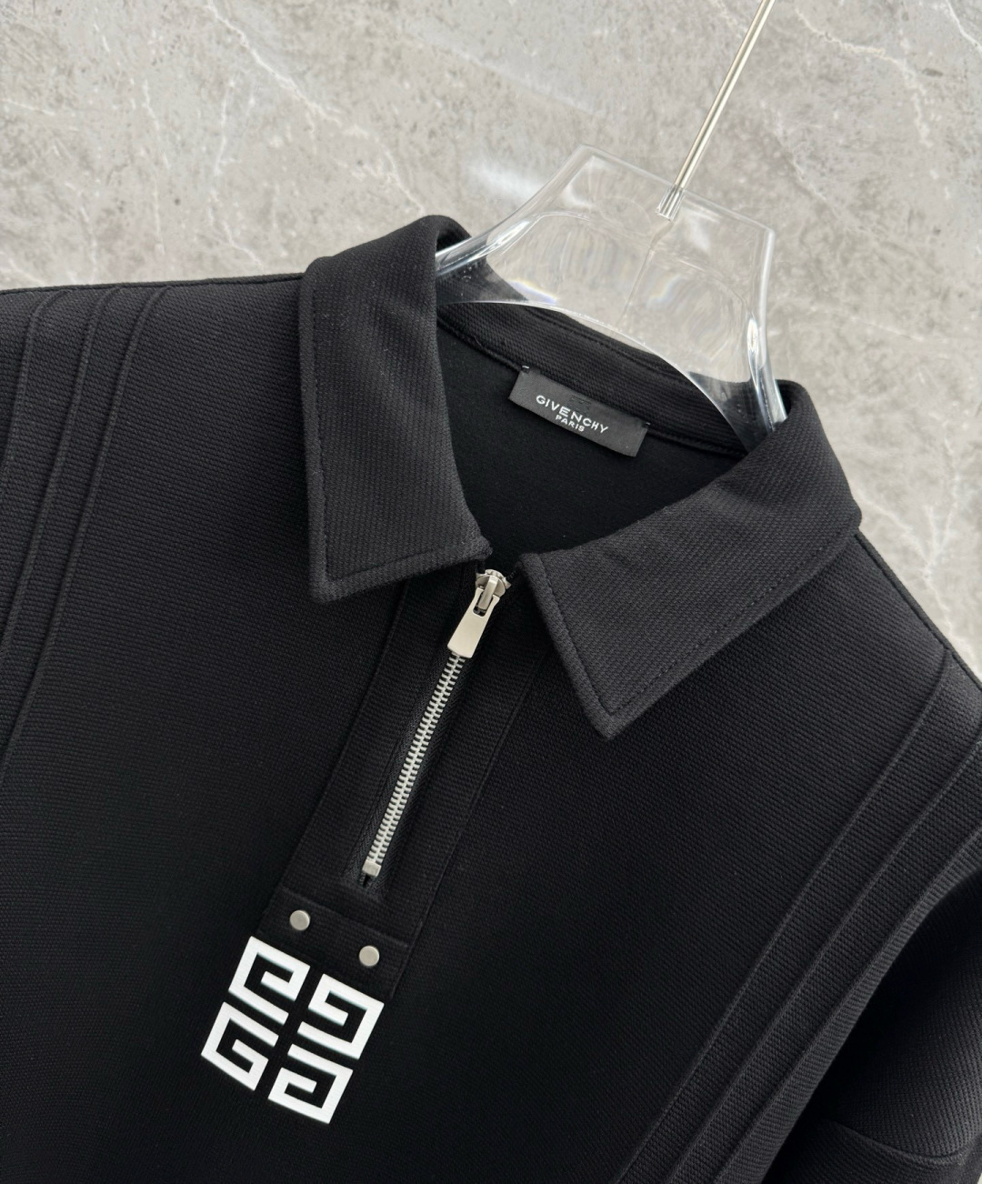 纪梵希🌈🌈新款卫衣，采用棉和涤纶面料，胸口经典logo设计，面料亲肤舒适透气好，视觉上很精致、有质感、高