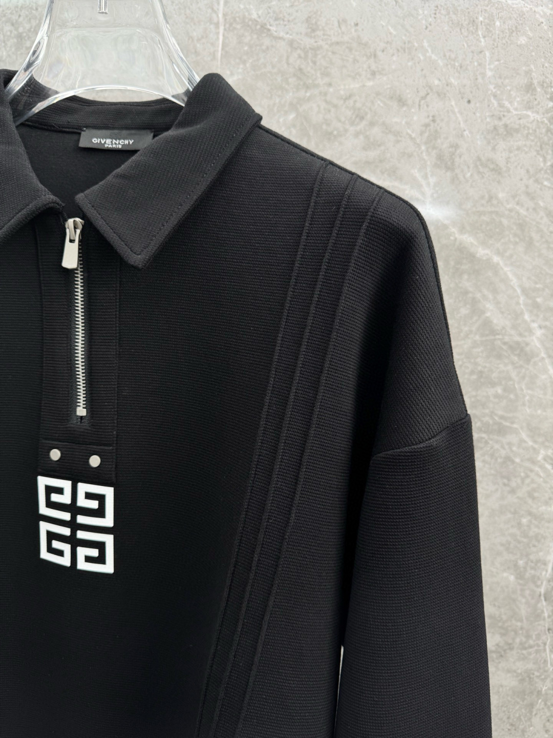 纪梵希🌈🌈新款卫衣，采用棉和涤纶面料，胸口经典logo设计，面料亲肤舒适透气好，视觉上很精致、有质感、高