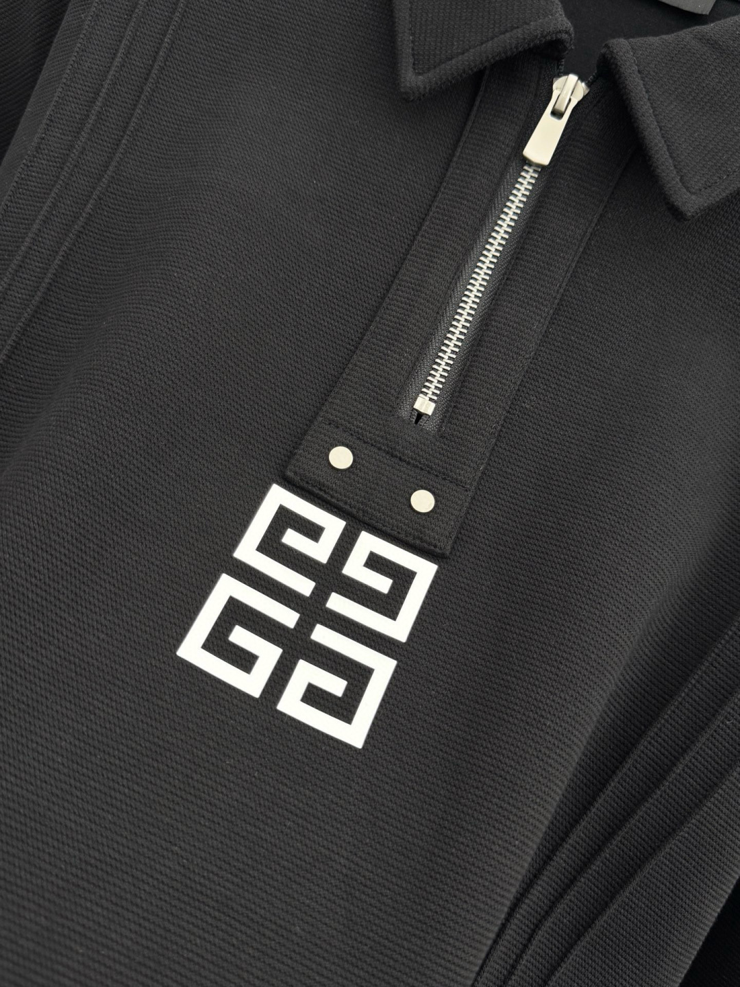 纪梵希🌈🌈新款卫衣，采用棉和涤纶面料，胸口经典logo设计，面料亲肤舒适透气好，视觉上很精致、有质感、高