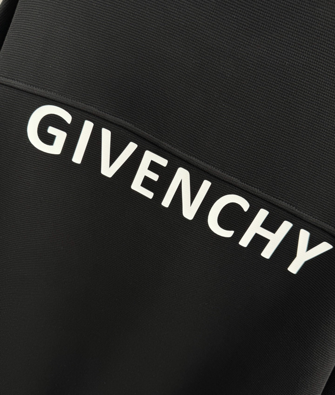 纪梵希🌈🌈新款卫衣，采用棉和涤纶面料，胸口经典logo设计，面料亲肤舒适透气好，视觉上很精致、有质感、高