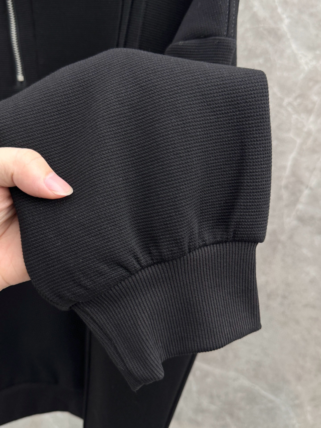 纪梵希🌈🌈新款卫衣，采用棉和涤纶面料，胸口经典logo设计，面料亲肤舒适透气好，视觉上很精致、有质感、高