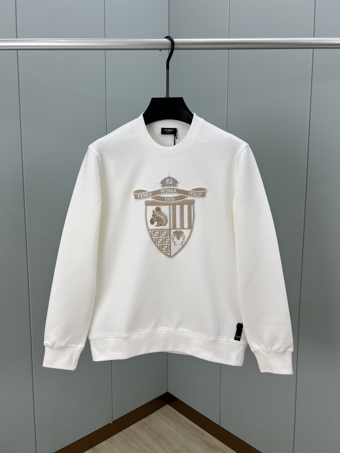 Fendi.芬迪 25秋冬新品Fendi Club盾牌刺绣徽章针织圆领卫衣，正面刺绣FENDI饰章，是由