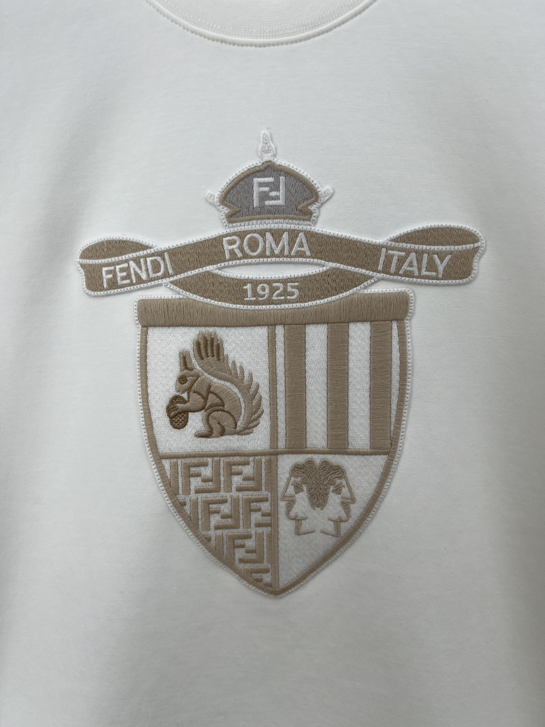 Fendi.芬迪 25秋冬新品Fendi Club盾牌刺绣徽章针织圆领卫衣，正面刺绣FENDI饰章，是由