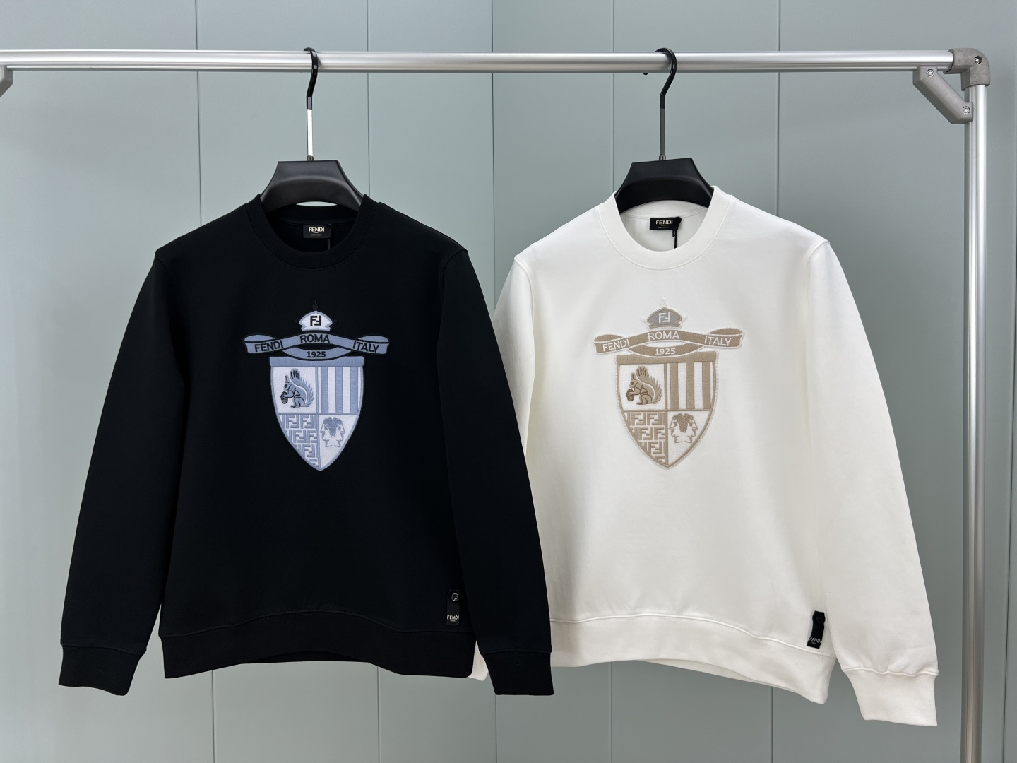 Fendi.芬迪 25秋冬新品Fendi Club盾牌刺绣徽章针织圆领卫衣，正面刺绣FENDI饰章，是由