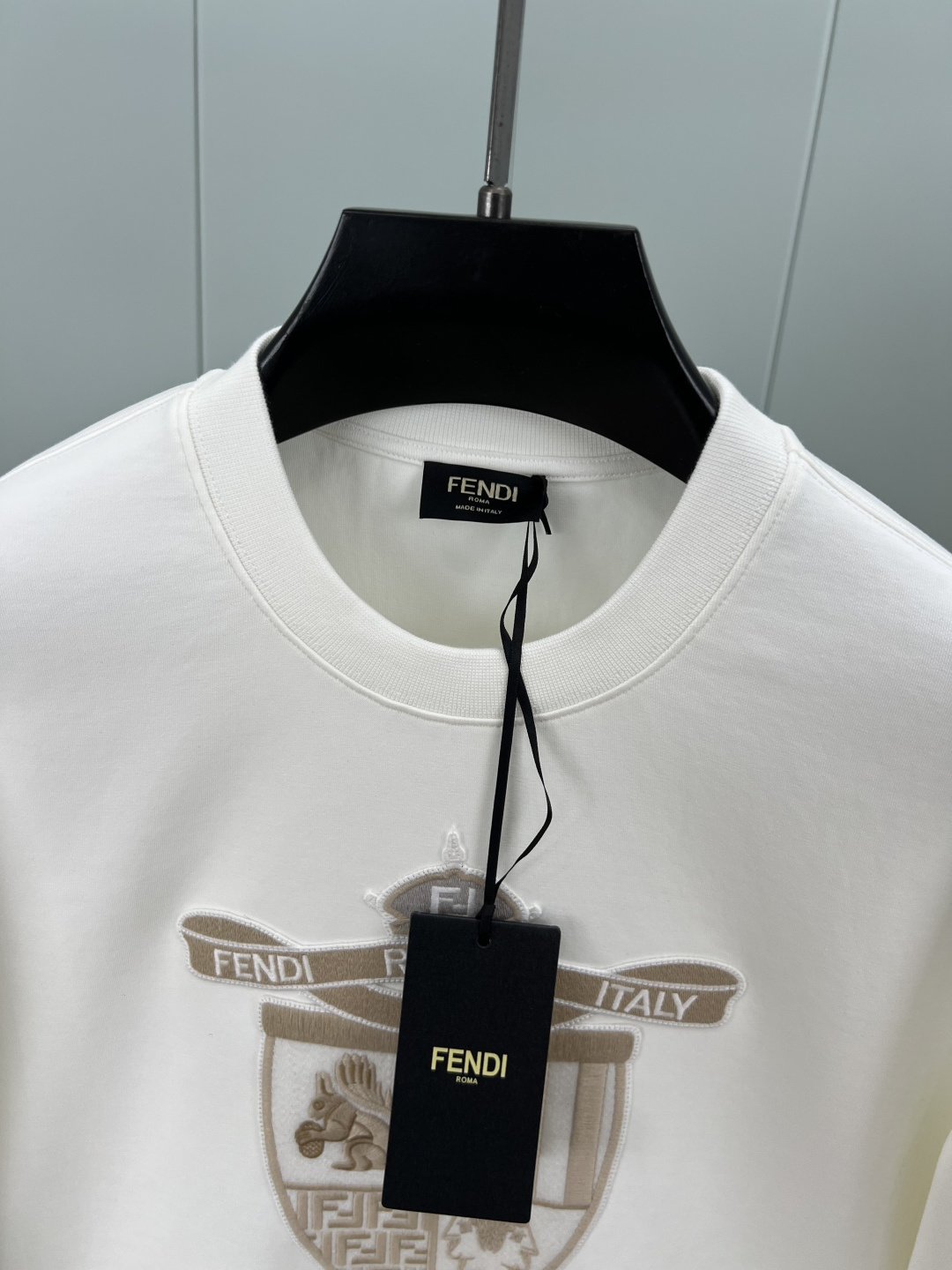 Fendi.芬迪 25秋冬新品Fendi Club盾牌刺绣徽章针织圆领卫衣，正面刺绣FENDI饰章，是由
