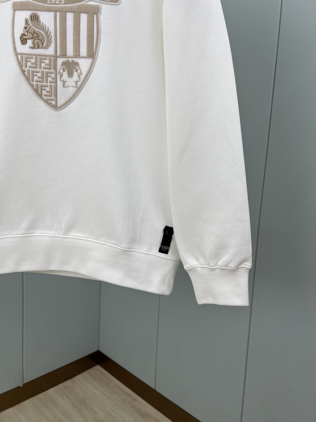 Fendi.芬迪 25秋冬新品Fendi Club盾牌刺绣徽章针织圆领卫衣，正面刺绣FENDI饰章，是由