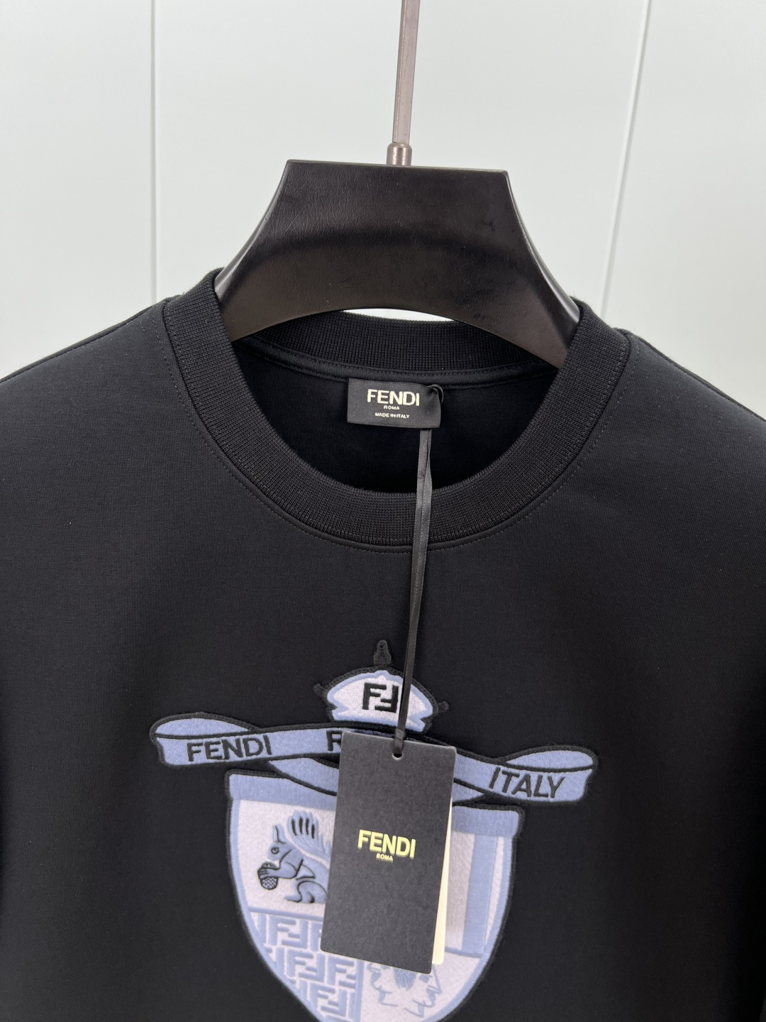 Fendi.芬迪 25秋冬新品Fendi Club盾牌刺绣徽章针织圆领卫衣，正面刺绣FENDI饰章，是由