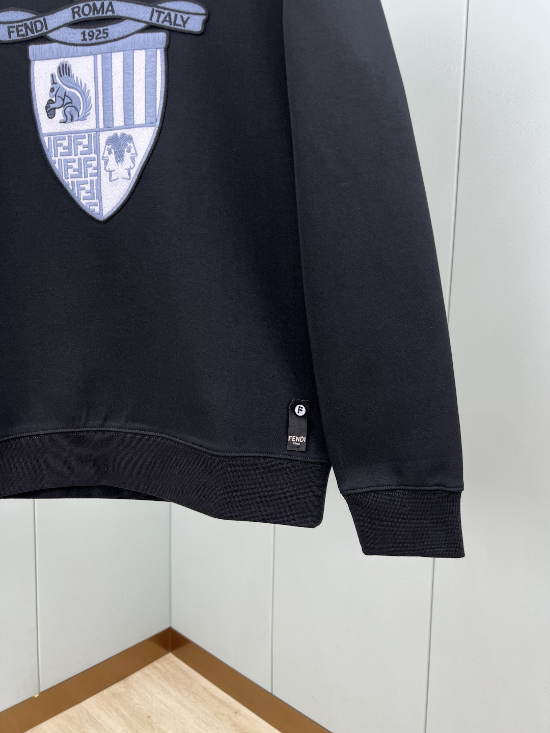 Fendi.芬迪 25秋冬新品Fendi Club盾牌刺绣徽章针织圆领卫衣，正面刺绣FENDI饰章，是由