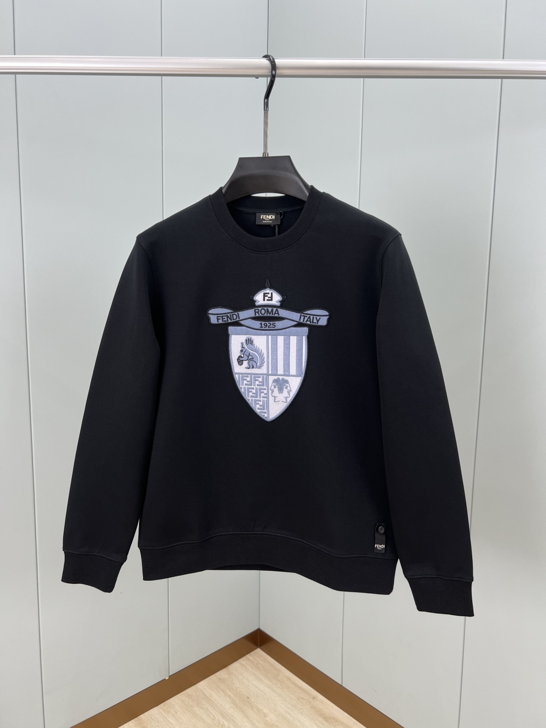 Fendi.芬迪 25秋冬新品Fendi Club盾牌刺绣徽章针织圆领卫衣，正面刺绣FENDI饰章，是由