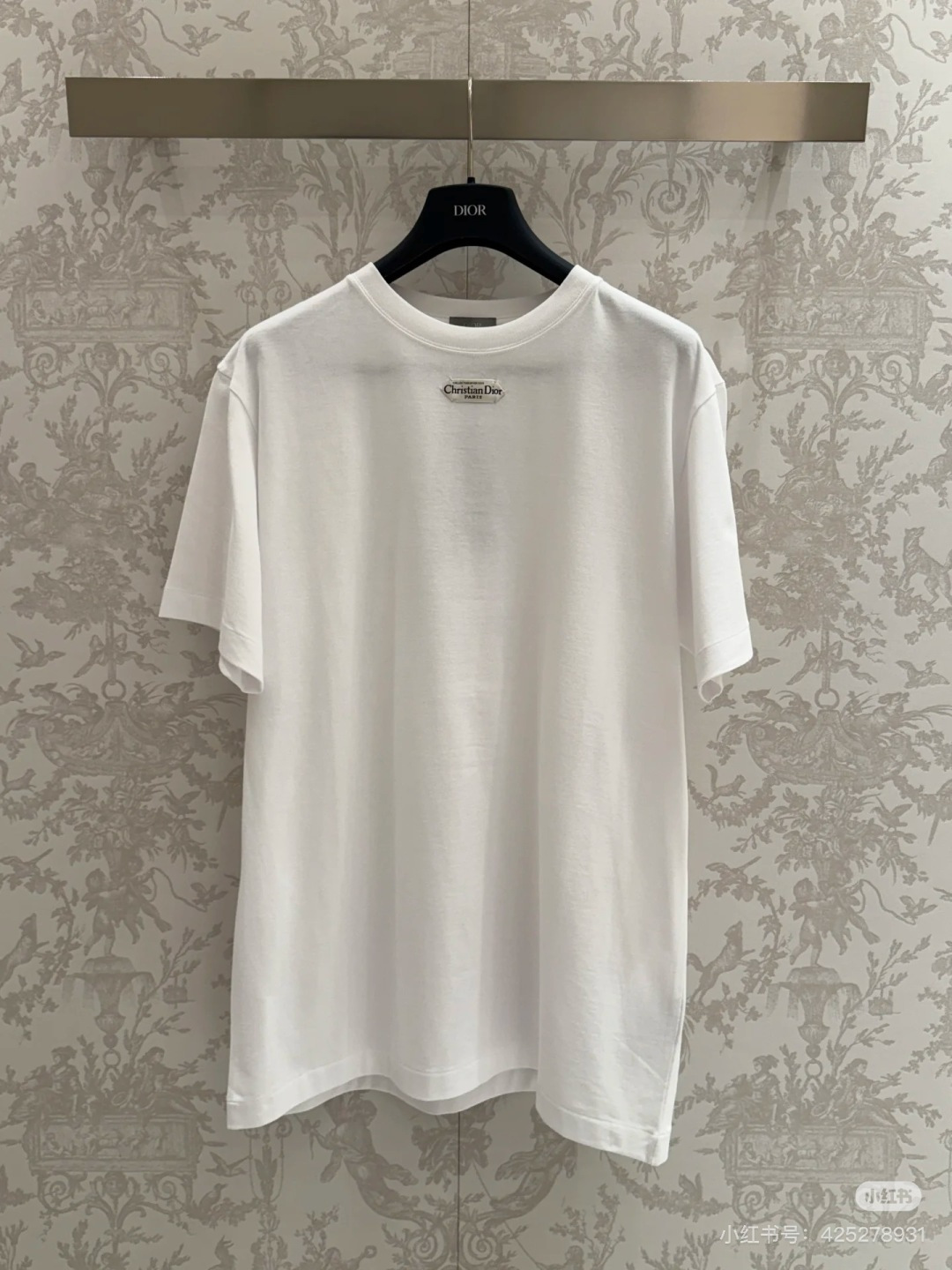 Dior.迪奥 25秋冬新品定制标签标识加厚面料短袖T恤，正面领口下饰以灵感源自 Dior 高订精神的 