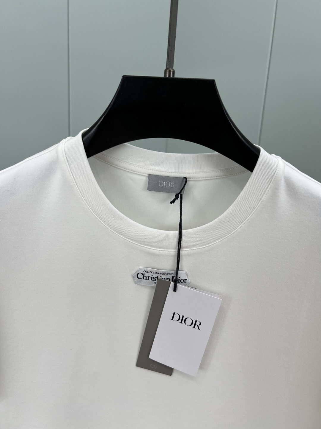 Dior.迪奥 25秋冬新品定制标签标识加厚面料短袖T恤，正面领口下饰以灵感源自 Dior 高订精神的 