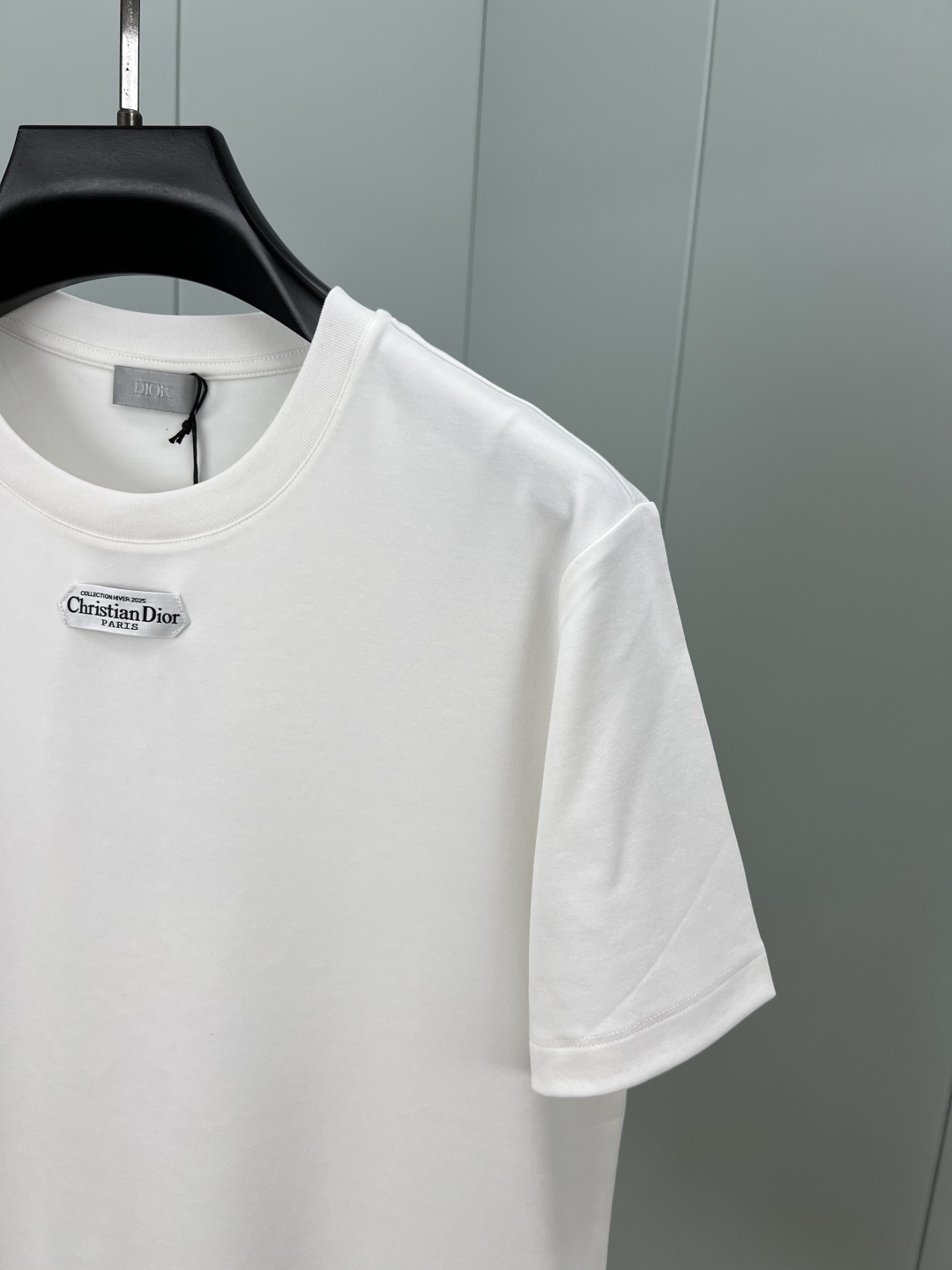 Dior.迪奥 25秋冬新品定制标签标识加厚面料短袖T恤，正面领口下饰以灵感源自 Dior 高订精神的 