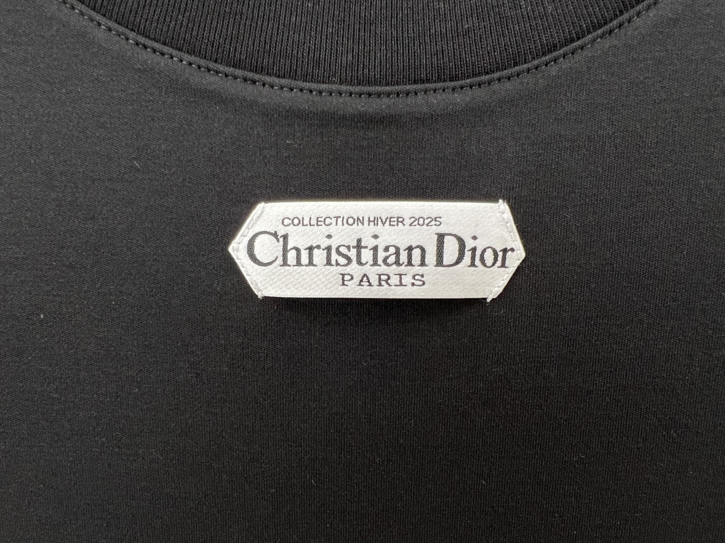 Dior.迪奥 25秋冬新品定制标签标识加厚面料短袖T恤，正面领口下饰以灵感源自 Dior 高订精神的 