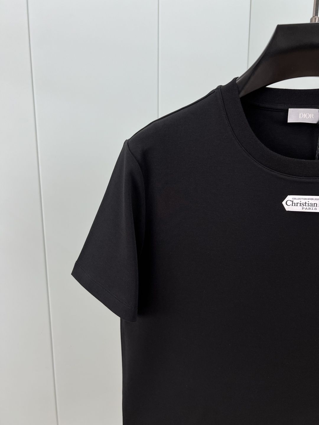 Dior.迪奥 25秋冬新品定制标签标识加厚面料短袖T恤，正面领口下饰以灵感源自 Dior 高订精神的 