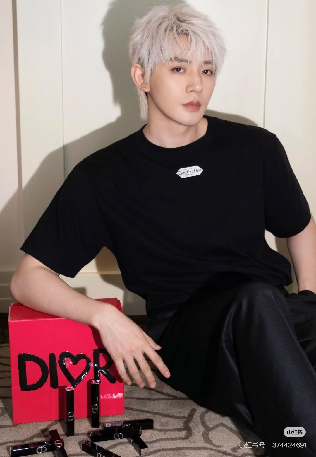 Dior.迪奥 25秋冬新品定制标签标识加厚面料短袖T恤，正面领口下饰以灵感源自 Dior 高订精神的 