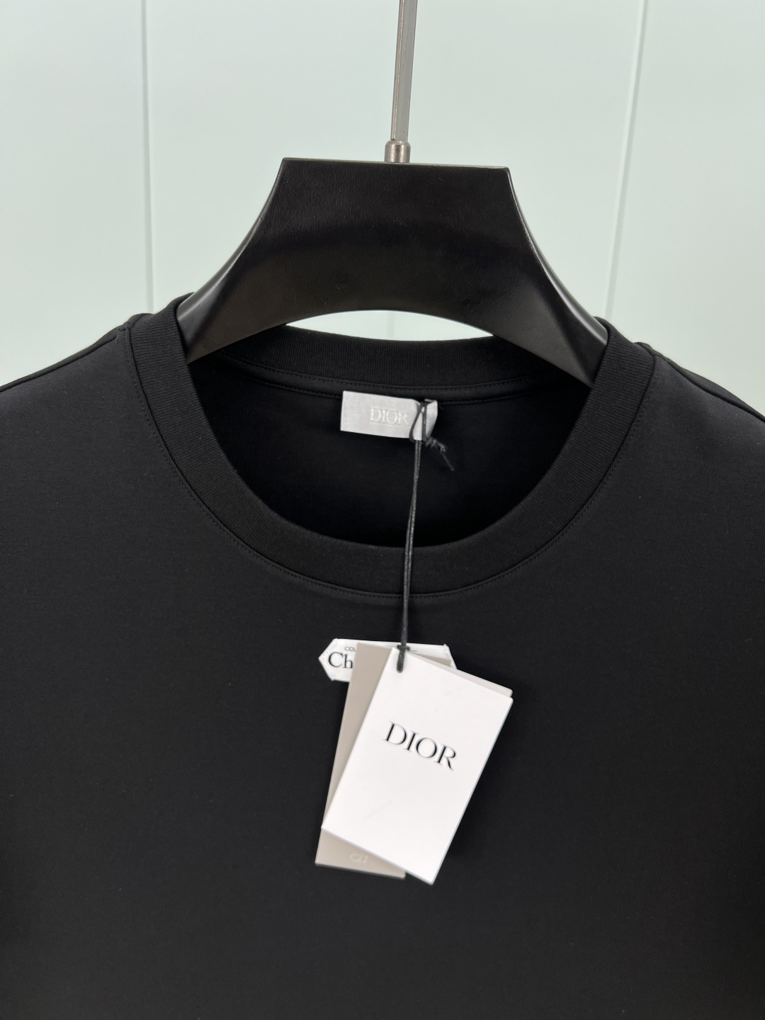 Dior.迪奥 25秋冬新品定制标签标识加厚面料短袖T恤，正面领口下饰以灵感源自 Dior 高订精神的 