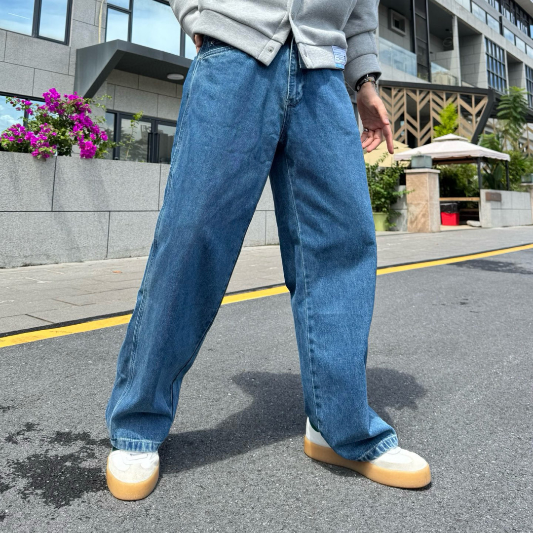 新款🌟MM6，秋季新款休闲牛仔裤，采用优质牛仔面料打造，别具一格。后有logo标点缀，细节到位！上身效果