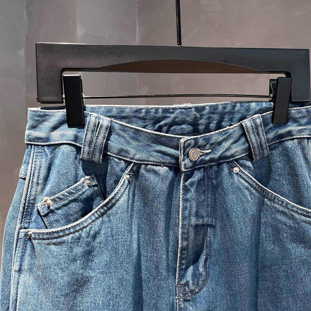 新款🌟MM6，秋季新款休闲牛仔裤，采用优质牛仔面料打造，别具一格。后有logo标点缀，细节到位！上身效果