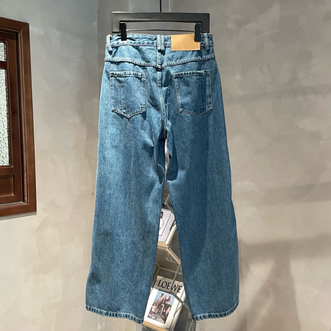 新款🌟MM6，秋季新款休闲牛仔裤，采用优质牛仔面料打造，别具一格。后有logo标点缀，细节到位！上身效果