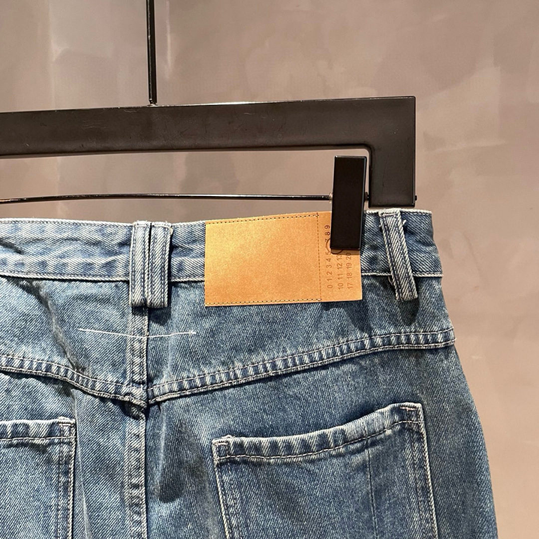 新款🌟MM6，秋季新款休闲牛仔裤，采用优质牛仔面料打造，别具一格。后有logo标点缀，细节到位！上身效果