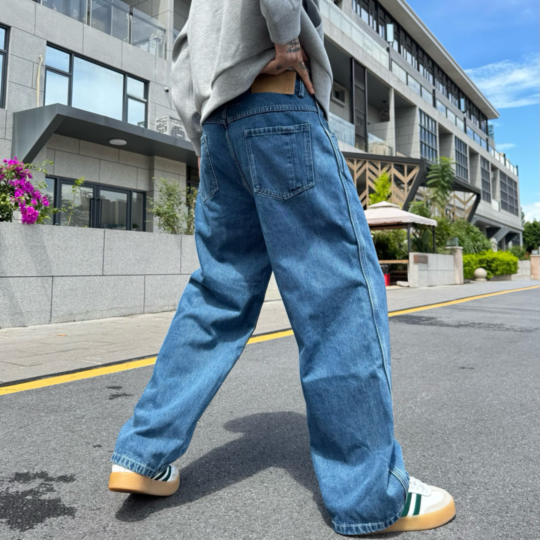 新款🌟MM6，秋季新款休闲牛仔裤，采用优质牛仔面料打造，别具一格。后有logo标点缀，细节到位！上身效果
