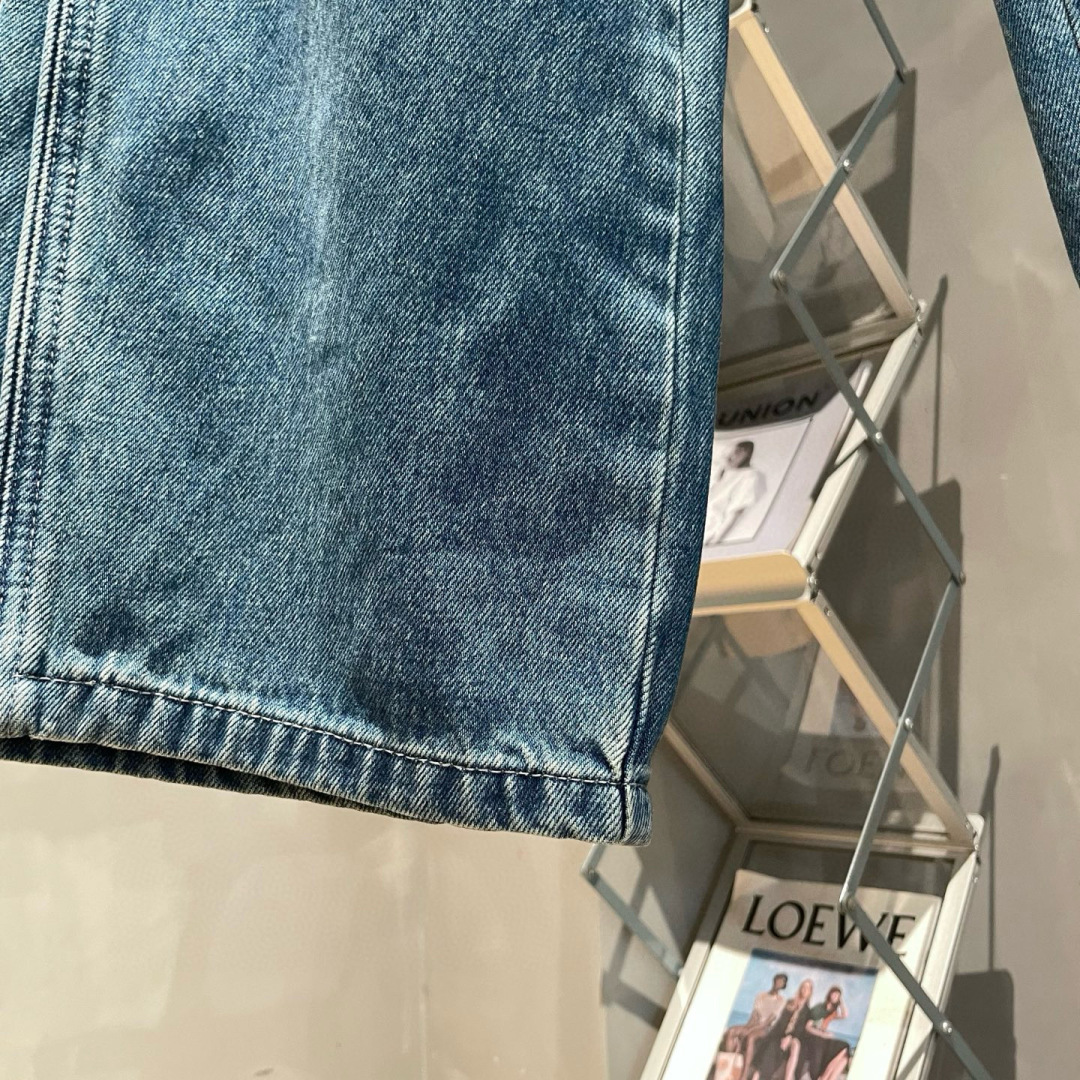 新款🌟MM6，秋季新款休闲牛仔裤，采用优质牛仔面料打造，别具一格。后有logo标点缀，细节到位！上身效果