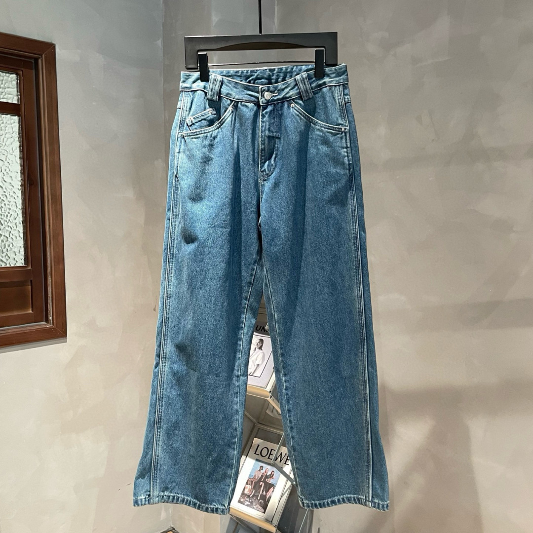 新款🌟MM6，秋季新款休闲牛仔裤，采用优质牛仔面料打造，别具一格。后有logo标点缀，细节到位！上身效果