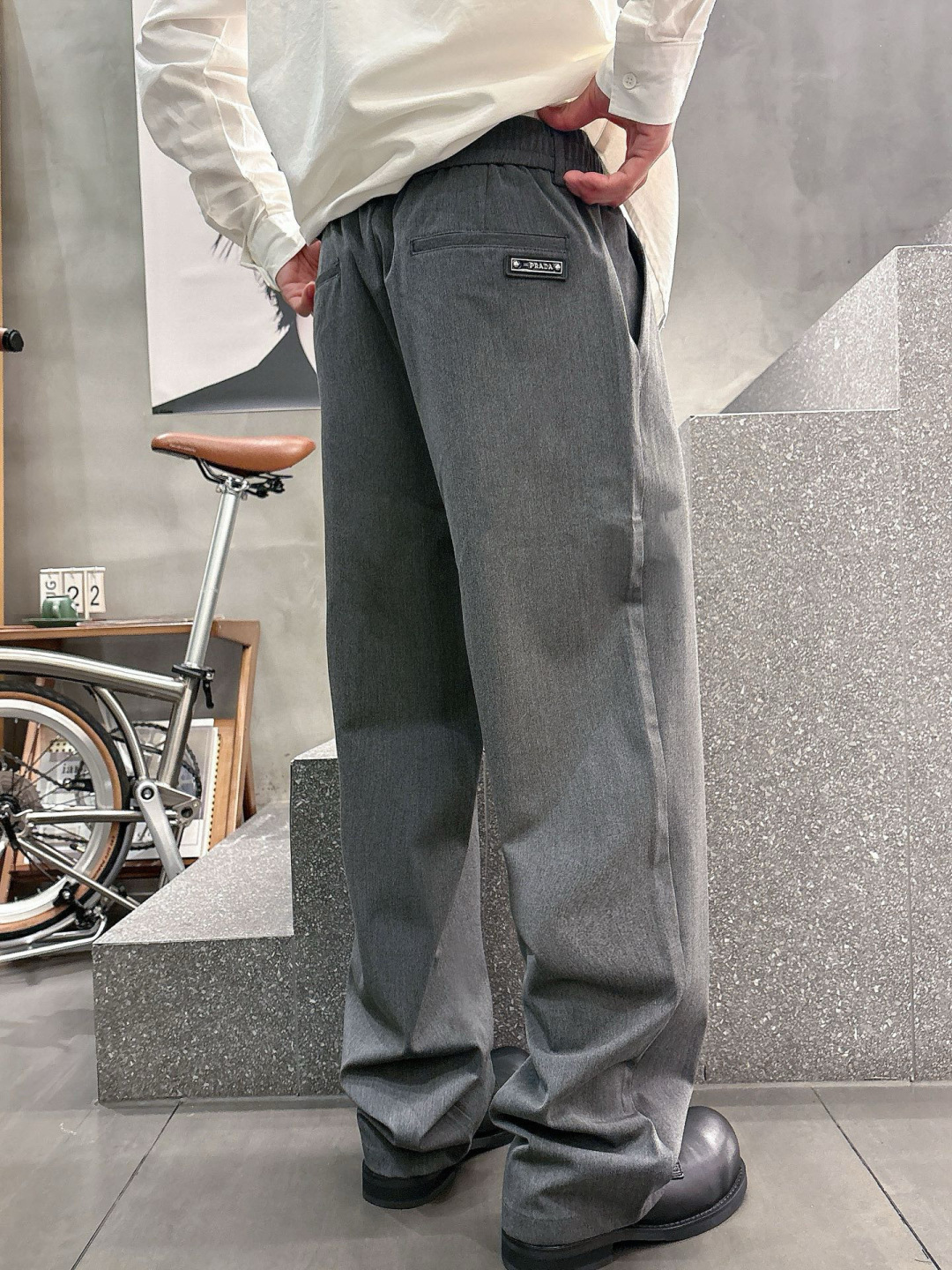 普家🔥新款休闲裤，采用聚酯纤维人棉氨纶混纺面料，超级舒适透气！散口设计，侧边标识点缀，版型上身效果洋气十