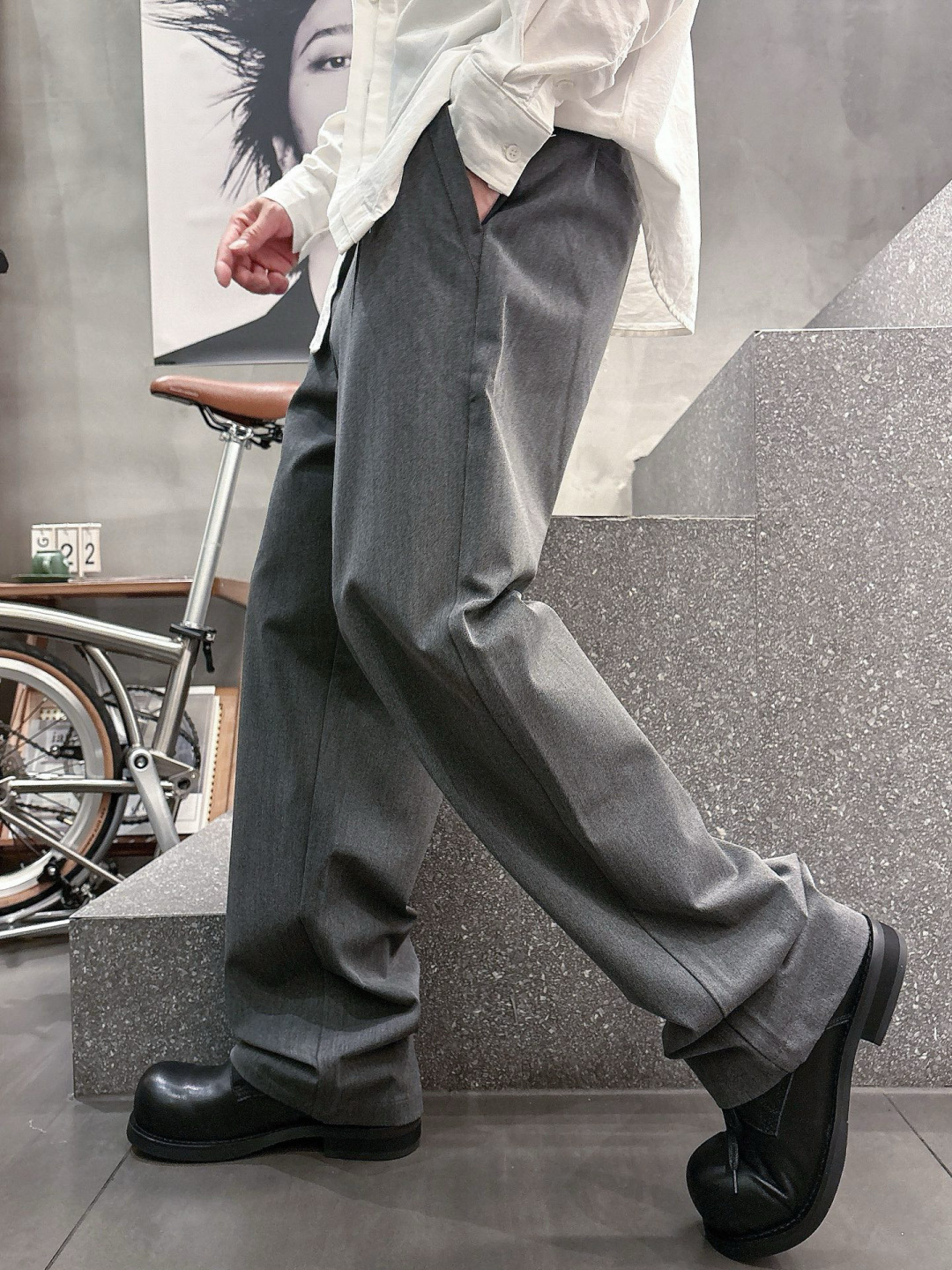 普家🔥新款休闲裤，采用聚酯纤维人棉氨纶混纺面料，超级舒适透气！散口设计，侧边标识点缀，版型上身效果洋气十