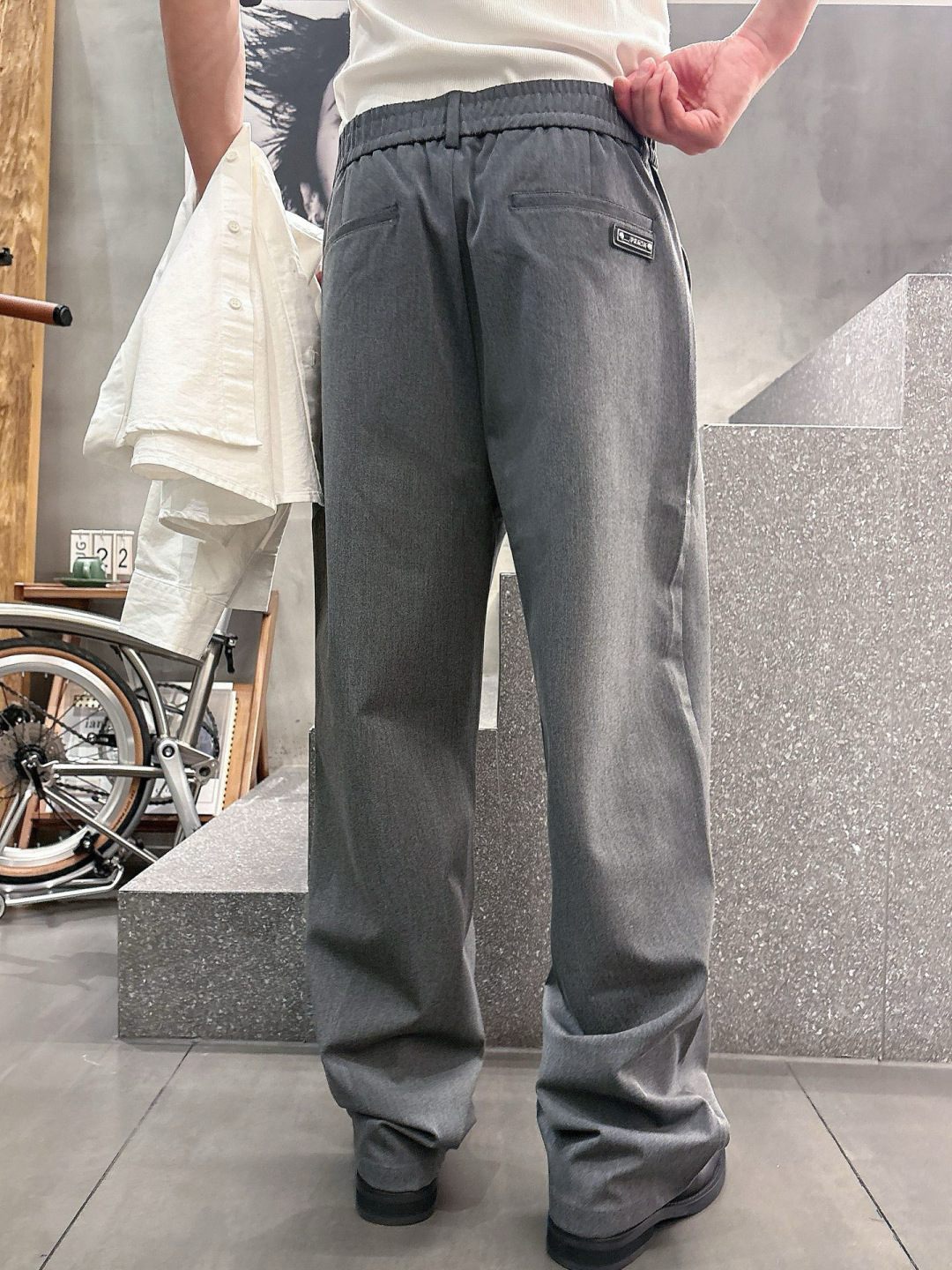 普家🔥新款休闲裤，采用聚酯纤维人棉氨纶混纺面料，超级舒适透气！散口设计，侧边标识点缀，版型上身效果洋气十