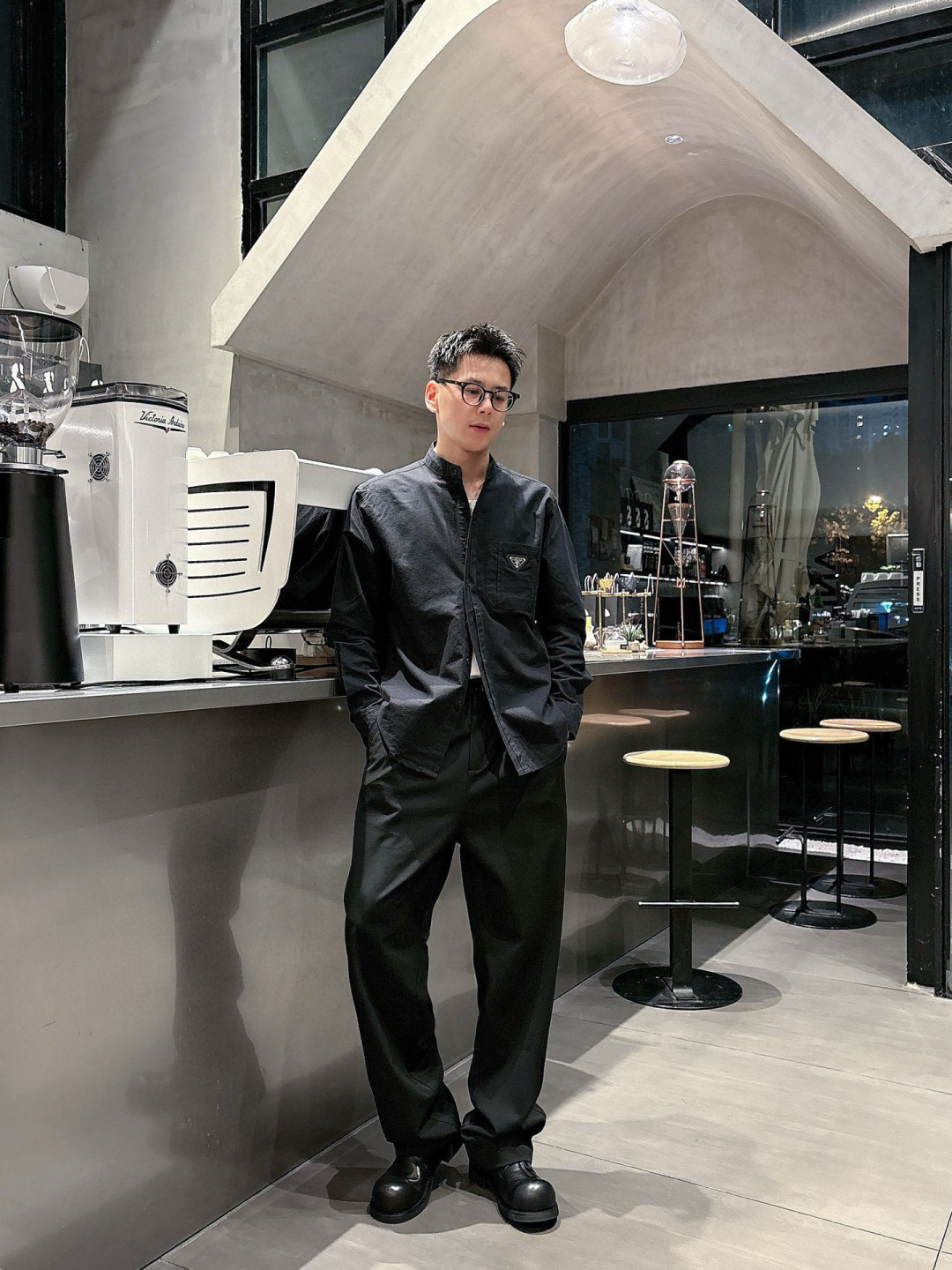 普家🔥新款休闲裤，采用聚酯纤维人棉氨纶混纺面料，超级舒适透气！散口设计，侧边标识点缀，版型上身效果洋气十