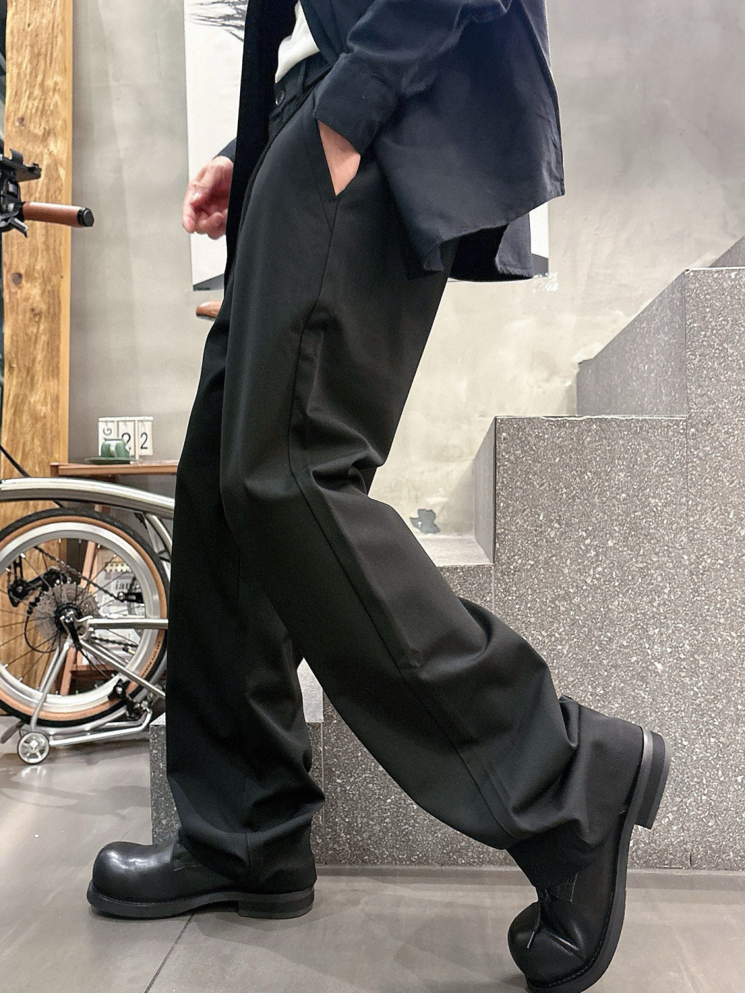 普家🔥新款休闲裤，采用聚酯纤维人棉氨纶混纺面料，超级舒适透气！散口设计，侧边标识点缀，版型上身效果洋气十