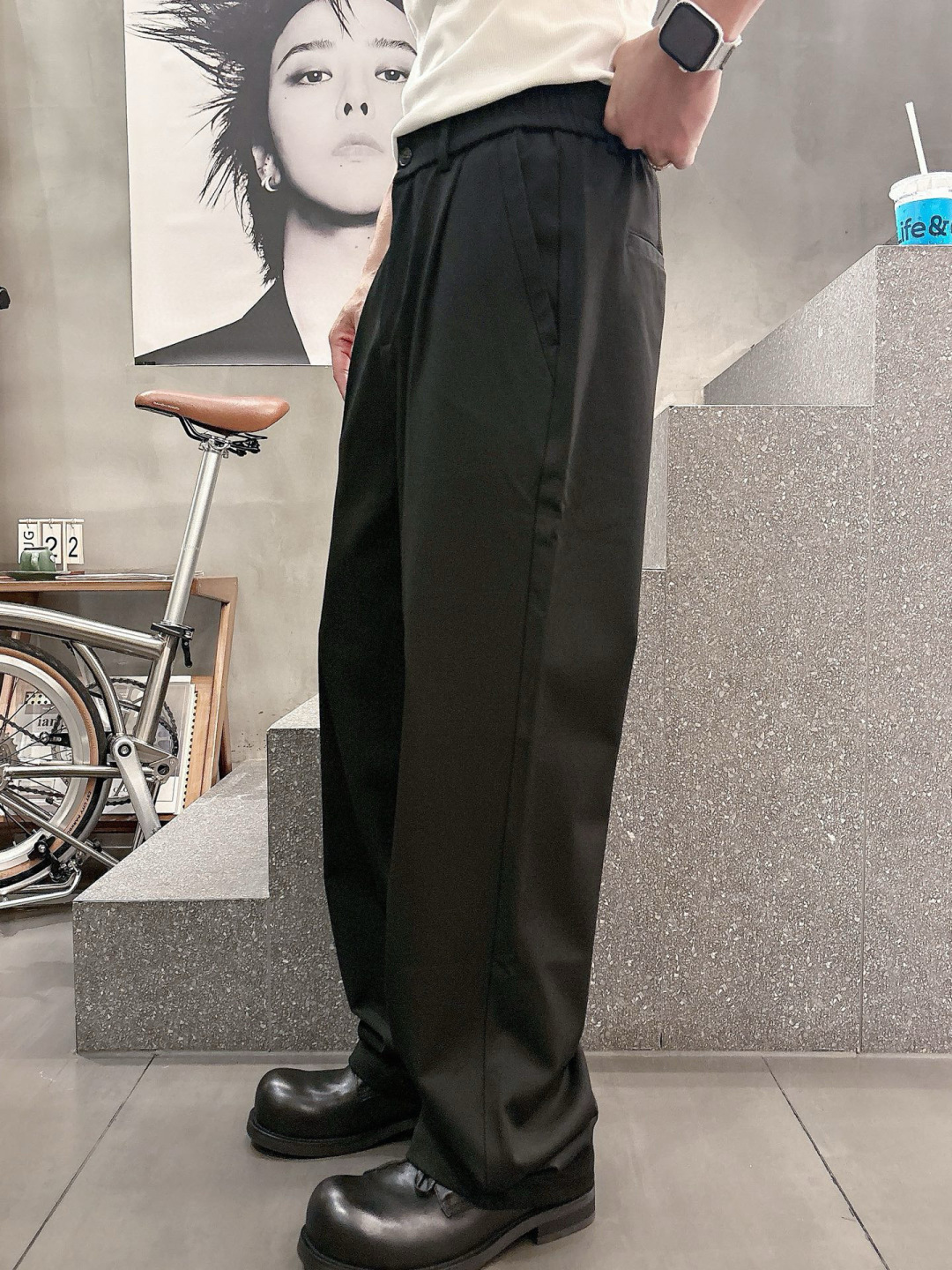 普家🔥新款休闲裤，采用聚酯纤维人棉氨纶混纺面料，超级舒适透气！散口设计，侧边标识点缀，版型上身效果洋气十