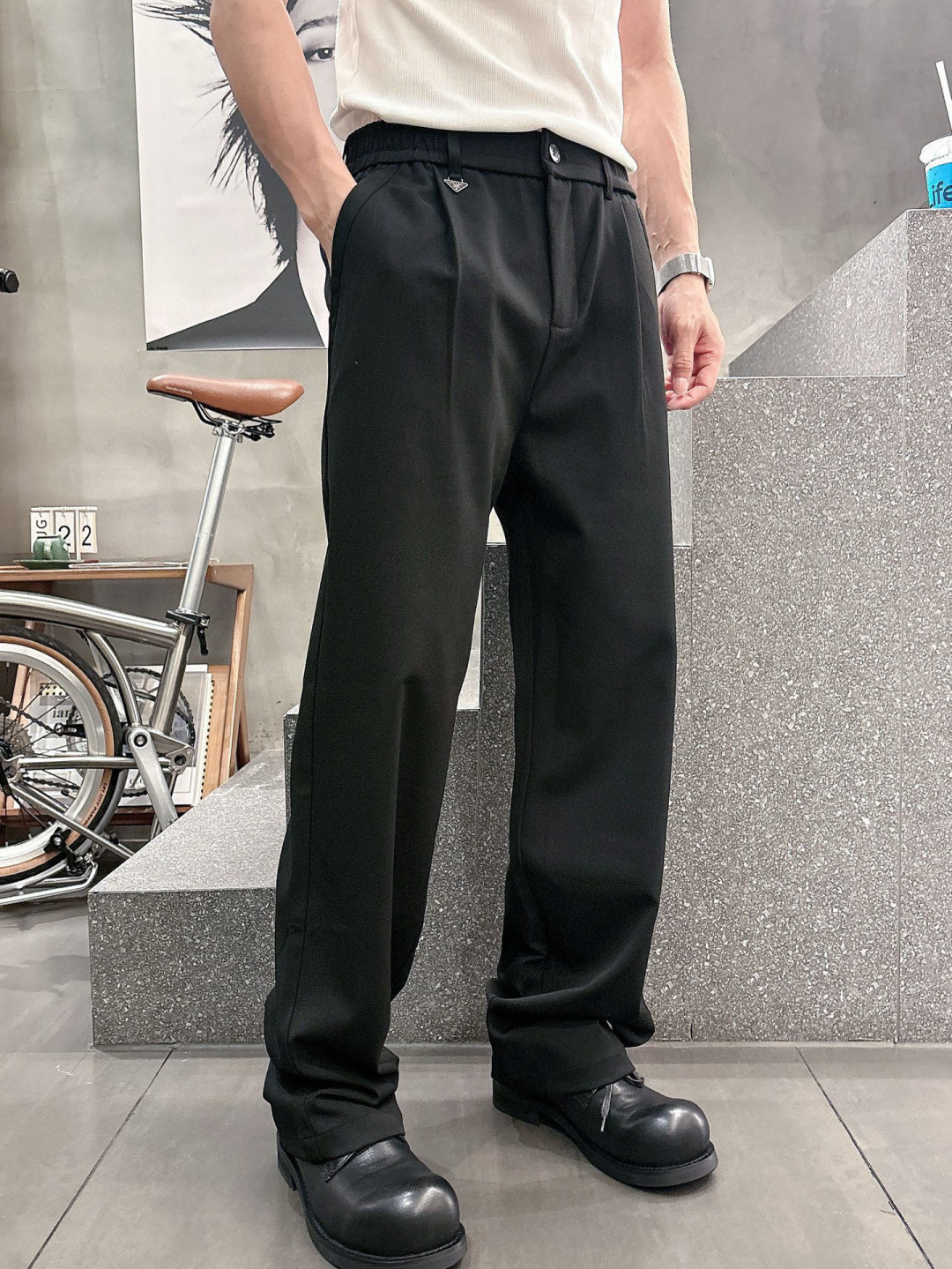 普家🔥新款休闲裤，采用聚酯纤维人棉氨纶混纺面料，超级舒适透气！散口设计，侧边标识点缀，版型上身效果洋气十