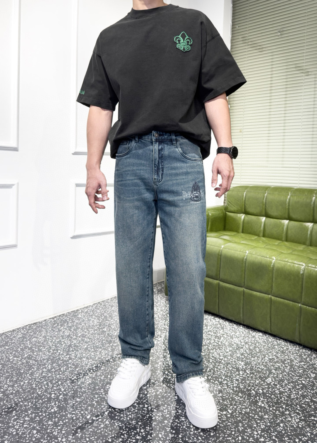 品牌：BABENLIGAG季度：2025秋冬颜色：蓝色尺码:30-36 码版型：微阔中直筒版 牛仔裤重量