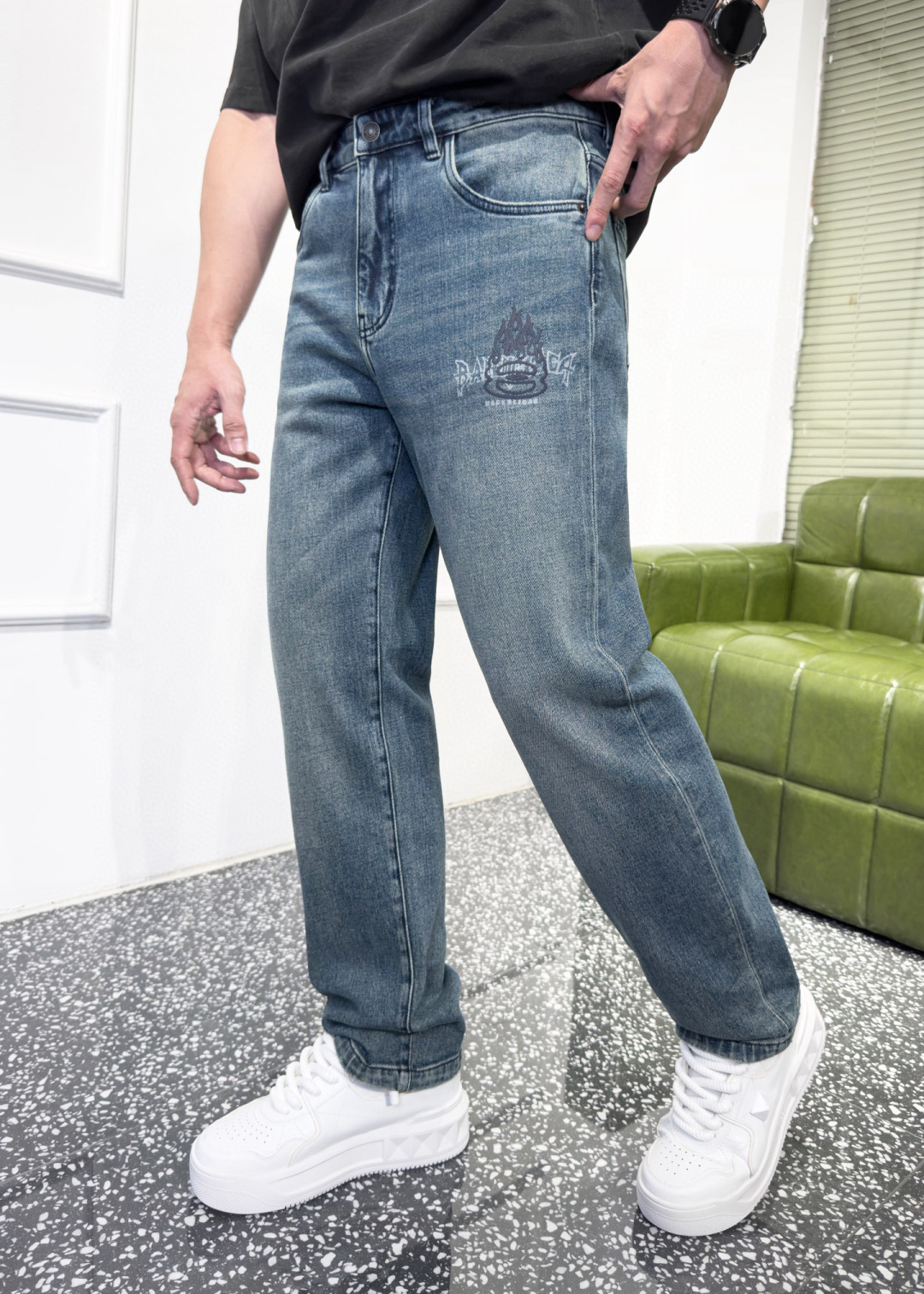 品牌：BABENLIGAG季度：2025秋冬颜色：蓝色尺码:30-36 码版型：微阔中直筒版 牛仔裤重量