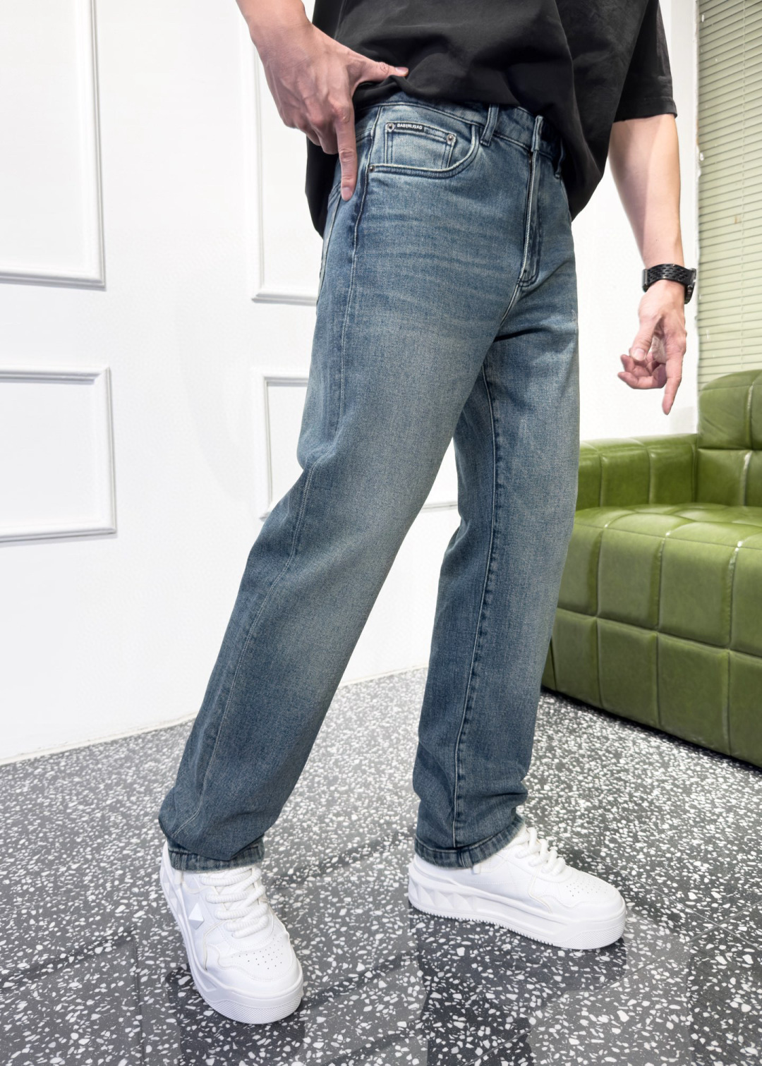 品牌：BABENLIGAG季度：2025秋冬颜色：蓝色尺码:30-36 码版型：微阔中直筒版 牛仔裤重量