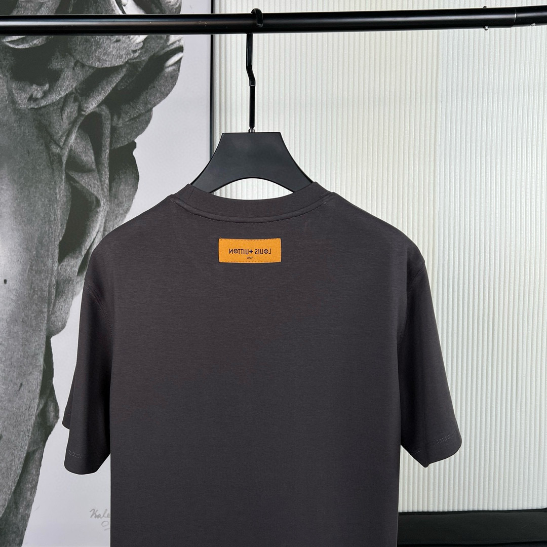 驴家短袖系列季度：2025春夏颜色：黑色 白色 铁灰尺码: M-3XL版型：微阔版型克重：230克重 潮