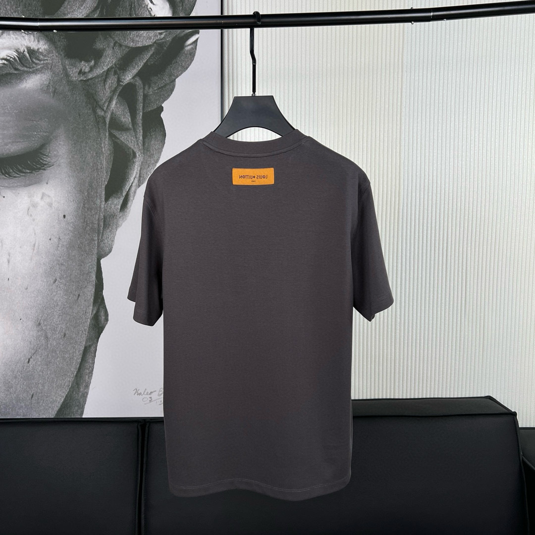 驴家短袖系列季度：2025春夏颜色：黑色 白色 铁灰尺码: M-3XL版型：微阔版型克重：230克重 潮