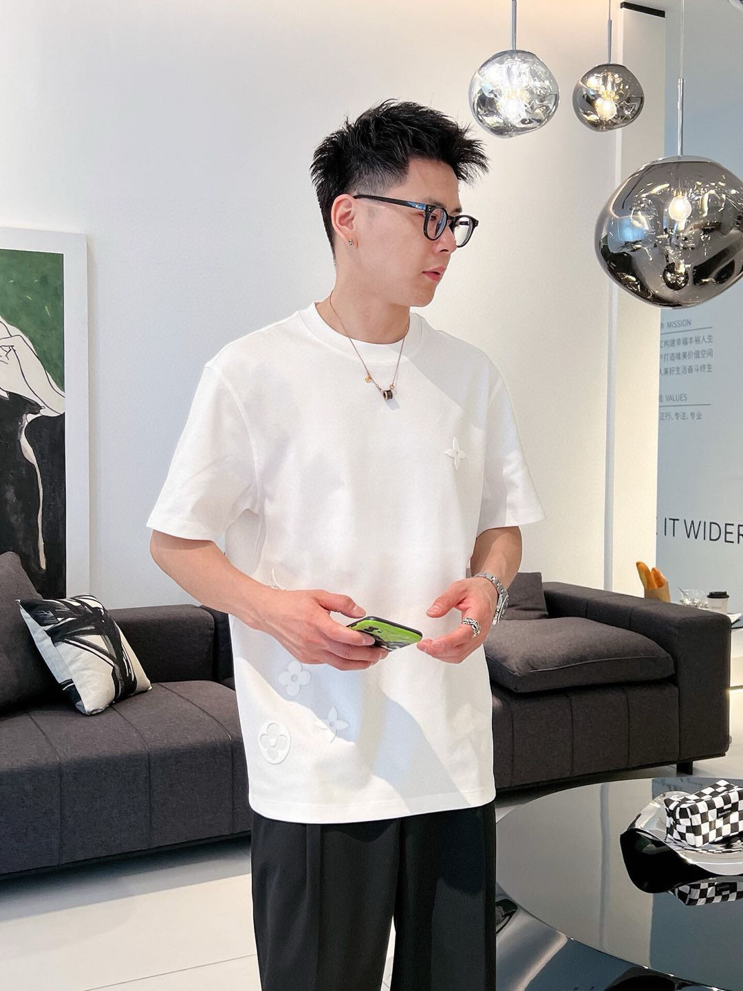 驴家短袖系列季度：2025春夏颜色：黑色 白色 铁灰尺码: M-3XL版型：微阔版型克重：230克重 潮