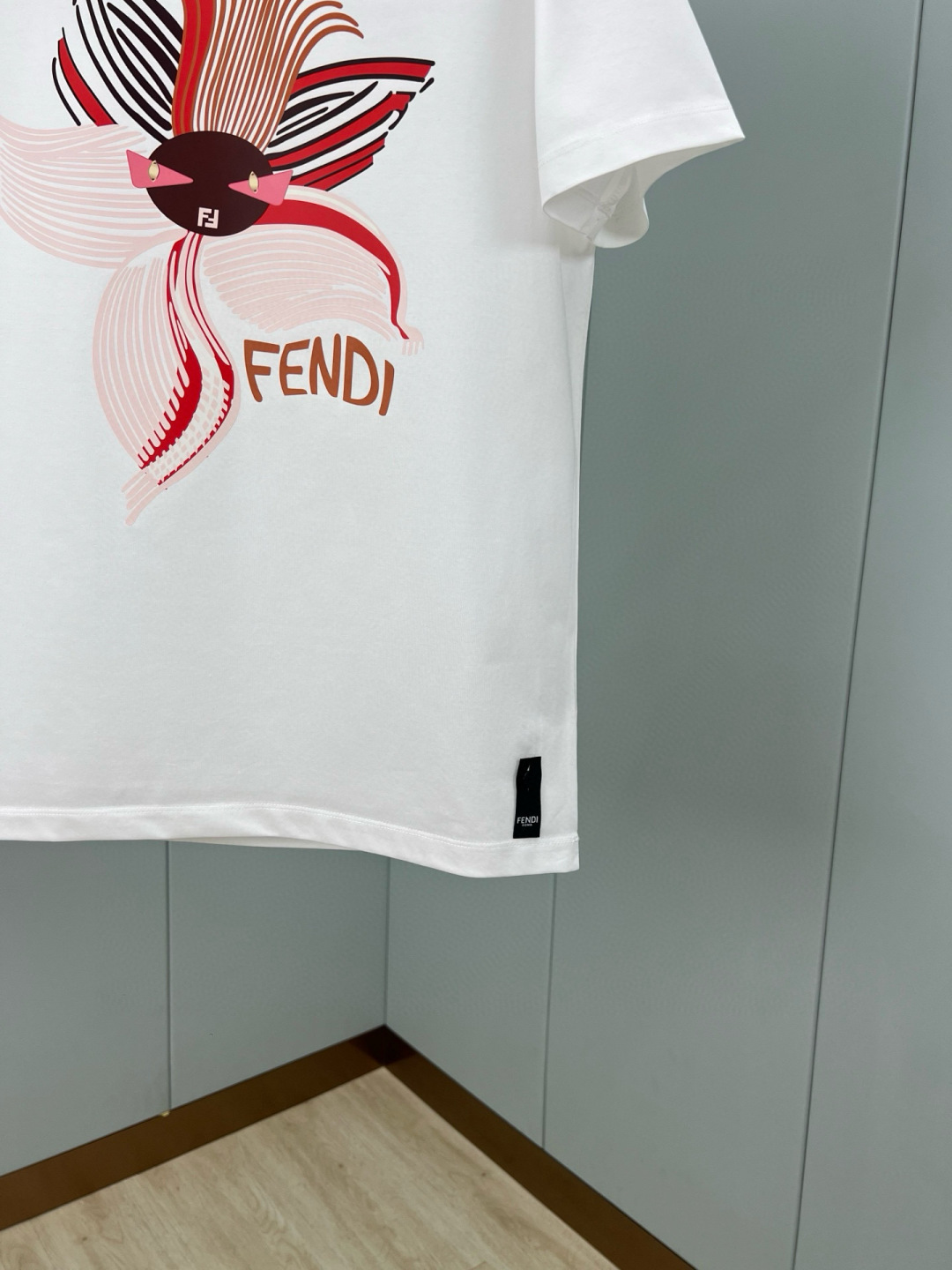 FENDI 25春夏新品花卉图形印花标识短袖T恤，正面胸前饰有花卉图形、FENDI Eyes和FENDI