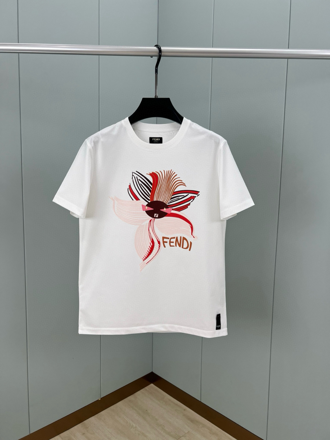 FENDI 25春夏新品花卉图形印花标识短袖T恤，正面胸前饰有花卉图形、FENDI Eyes和FENDI