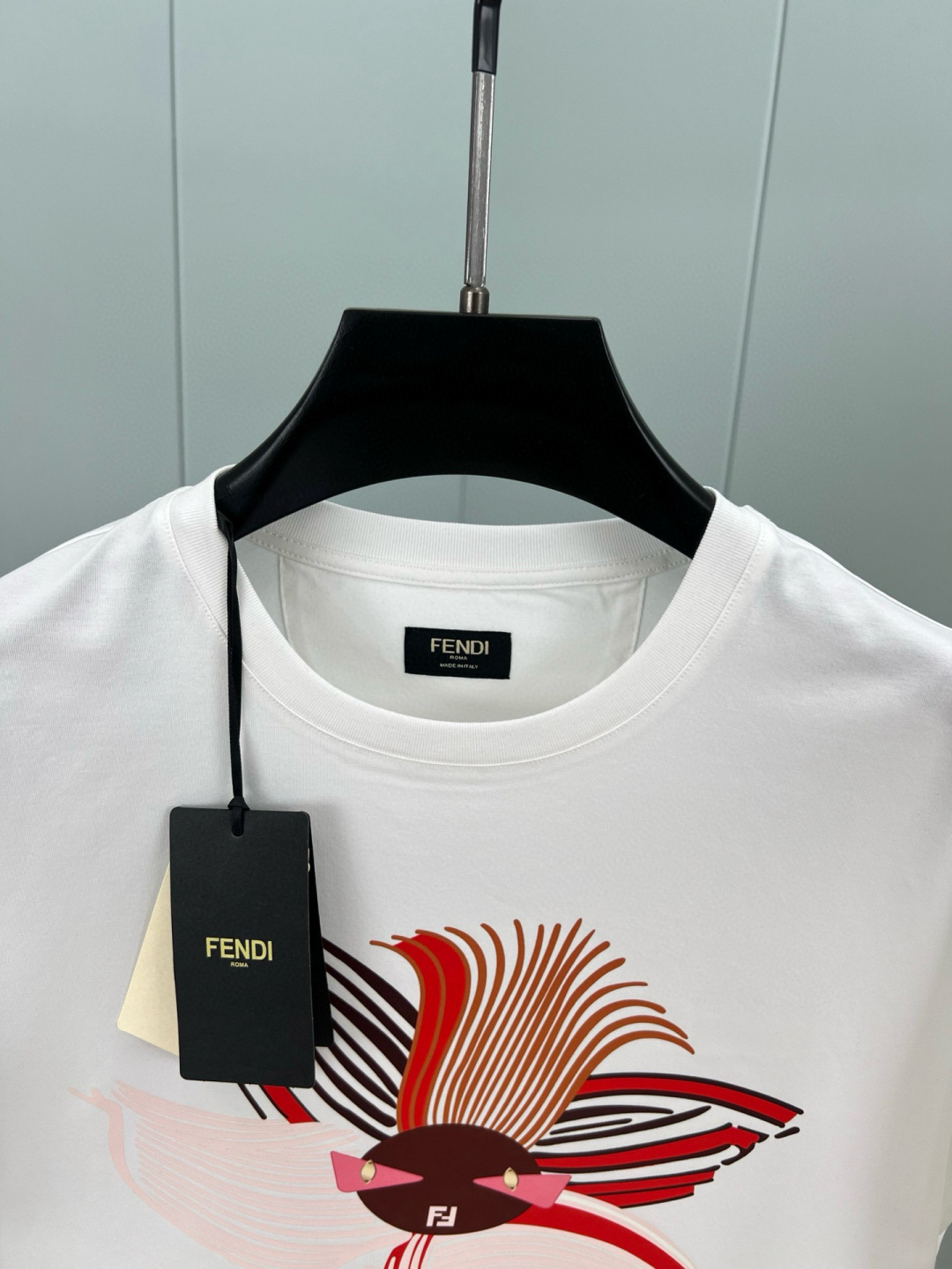 FENDI 25春夏新品花卉图形印花标识短袖T恤，正面胸前饰有花卉图形、FENDI Eyes和FENDI