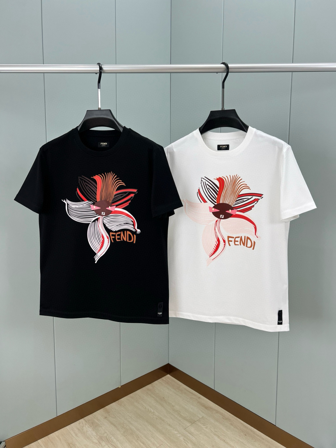 FENDI 25春夏新品花卉图形印花标识短袖T恤，正面胸前饰有花卉图形、FENDI Eyes和FENDI